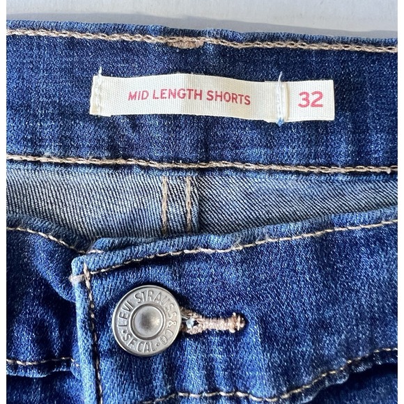 Levi's Shorts Woman's SZ 32 Mid Length Mid Rise Stretch Dark Denim Hypersoft - Picture 3 of 5